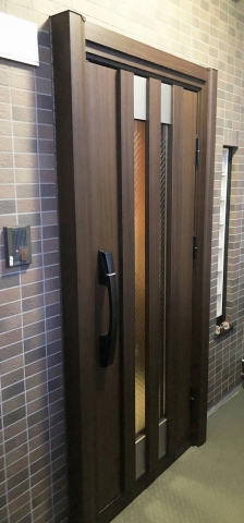 玄関ドアを、防火・断熱に強いドアに交換工事いたしました。鍵も２ロック錠になり防犯面でも安心です。
